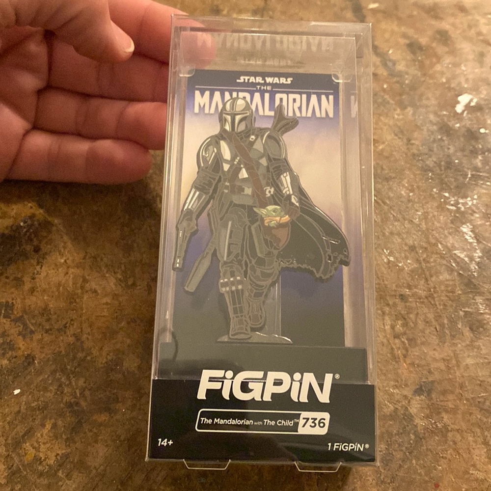 FigPin #736 The Mandalorian with The Child
